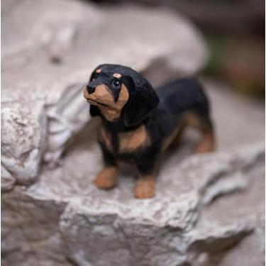 Imagem de INF-STAR Estatuetas de cachorro Dachshund esculpidas em madeira feitas à mão, pequena estátua de Dachshund colecionáveis para presente de decoração de casa, embalagem externa de papelão branco (preto)