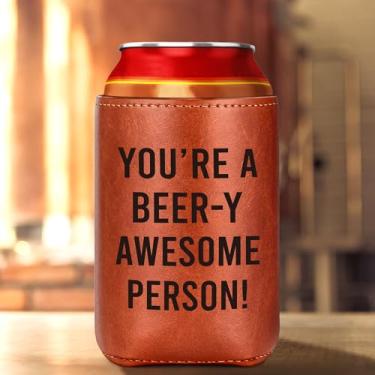 Imagem de Presentes engraçados de agradecimento de cerveja para homens, aniversário de Natal – "You're a Beer-y Awesome Person" Capa térmica de couro para latas de 350 ml – Presente de elefante branco, dia do