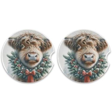 Imagem de Burbuja Porta-copos Highland Cow usando uma guirlanda de Natal para porta-copos, pacote com 2, porta-copos de cerâmica absorvente para carro com entalhe de dedo, acessórios de carro fofos para