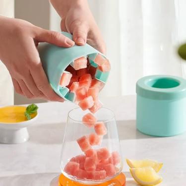 Imagem de Forma de esfera de gelo de silicone fácil de apertar – Bandeja de gelo de 60 cubos de gelo de congelamento rápido - grau alimentício e reutilizável para coquetéis, bourbon, uísque, uso em bar