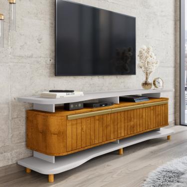 Imagem de Rack Frisado para TV Até 75 Polegadas 3 Portas com Pés de Madeira Maciça Guarapari Bechara - Off White/Naturalle Frisado