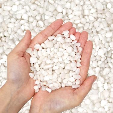 Imagem de Seixos brancos decorativos polidos naturais – pequenas pedras tamanho de cascalho de 9,5 cm, pedras de rio para plantas, decoração DIY para casa, cascalho de aquário, enchimentos de vasos, jardim de fadas, pedras de paisagismo ao ar livre, 600 g