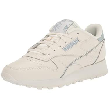 Imagem de Reebok Tênis feminino clássico de couro, giz/cinza à beira-mar, 37, Giz/cinza à beira, 36