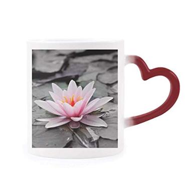 Imagem de Caneca vermelha de flor rosa de lótus sensível ao calor vermelha muda de cor