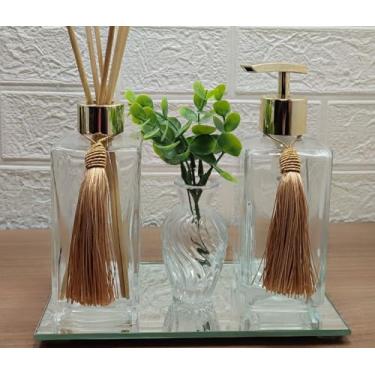 Imagem de Kit Lavabo Com Bandeja Espelhada e Vasinho Decorativo -Jogo Banheiro Porta Sabonete Líquido Difusor de Varetas Aromatizador Ambientes Decoração Organização Banheiro-Cristal e Dourado-Naneh Decor