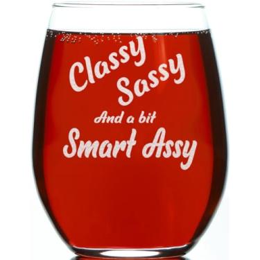 Imagem de CARVELITA Classy Sassy Funny 425.2 g Taça de vinho sem haste gravada, presentes sarcásticos para melhores amigos, ideia perfeita de decoração de festa, aniversário, Natal