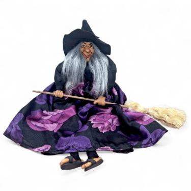Imagem de Enfeite Bruxa com Vassoura para Pendurar Flores Roxas 38 cm