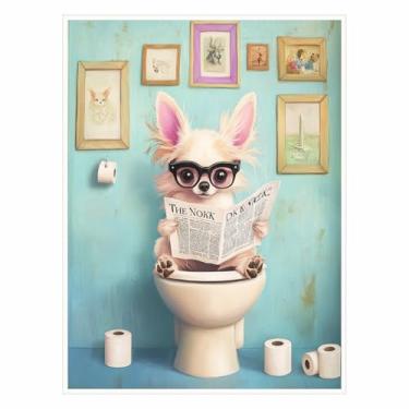 Imagem de Arte humorística de cachorro chihuahua, sentado em um banheiro aberto lendo um pôster de arte de jornal - decoração engraçada de banheiro e banheiro, estampa de animal de estimação retrô, animal de