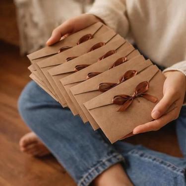 Imagem de Envelopes de papel kraft, 10 peças, envelopes de presente com fita envelope colorido retrô para convites, cartas, casamento, aniversário, Natal, casamento (marrom)