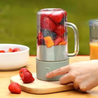 Imagem de Liquidificador Portátil 500ml com 6 Lâminas – Copo com Tampa, Canudo e Carregamento USB. Ideal para sucos, vitaminas e shakes em qualquer lugar. Compacto, leve e fácil de usar.