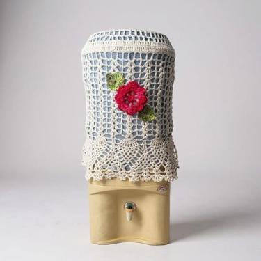 Imagem de Capa Para Galão De Água 20l Bordada 46x38cm Crochê Artesanal (Vermelho)