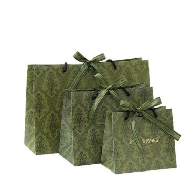 Imagem de Sacola de presente de luxo em papelão branco e folha dourada, pacote c