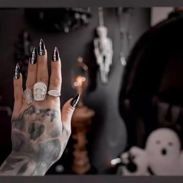 Imagem de Unhas postiças pretas de amêndoa média de Halloween com design simples de dedo de crânio, cobertura completa, cola em bastão falso artificial em unhas de acrílico para mulheres, uso diário, 24 peças