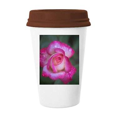 Imagem de Caneca de cerâmica rosa com pétalas de flores e vidro bebendo cerâmica copo