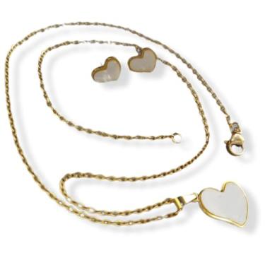 Imagem de Conjunto Elegante de Joias em Aço Inoxidável 316L, Colar e Brincos Coração com Madrepérola, Acabamento Dourado