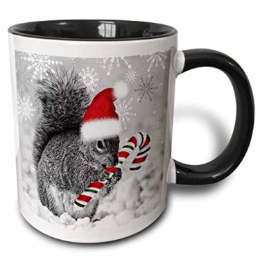 Imagem de 3dRose Este lindo esquilo de Natal tem uma bengala doce e um chapéu de Papai Noel na paisagem de inverno coberta de neve. Caneca preta de dois tons, 325 ml, preto/branco, caneca_150177_4