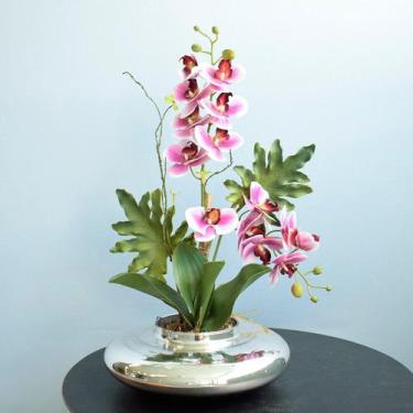 Imagem de Arranjo com Duas Orquídeas Rosas e Guaimbé no Vaso Prateado  Formosinh