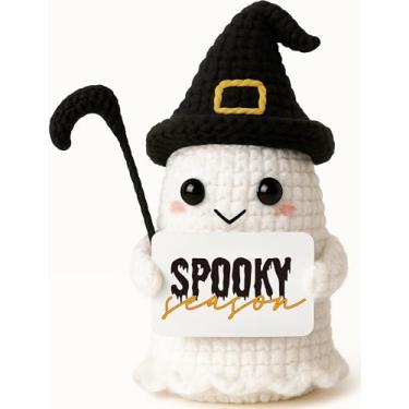 Imagem de Boneca fantasma de crochê feita à mão para decoração de Halloween e outono, adorável estatueta assustadora com chapéu de bruxa, presente de aniversário exclusivo, destaque de mesa de escritório