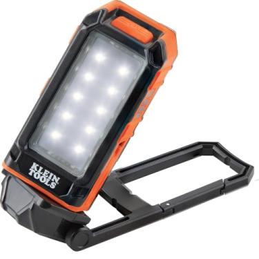 Imagem de Klein Tools Luz LED 56403, lanterna recarregável/luz de trabalho com suporte, suporte magnético e mosquetão, carrega eletrônicos pequenos, para trabalho, acampamento