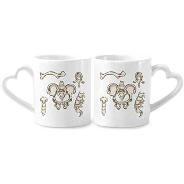 Imagem de Esboço simples de esqueleto humano conjunto de canecas de porcelana para casal, copo de cerâmica para amantes, alça de coração