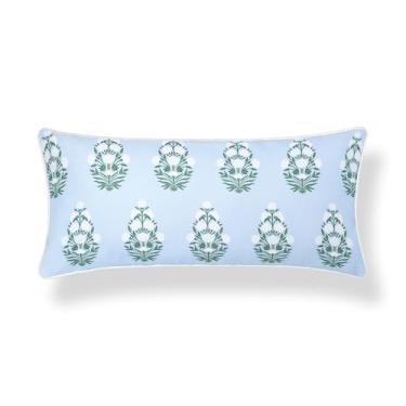 Imagem de Hofdeco Premium Capa de almofada lombar Coastal Grandmillennial Patio para ambientes internos e externos, repelente de água de 30,5 x 66 cm para quintal, sofá, beira da piscina, flor azul bebê estampa