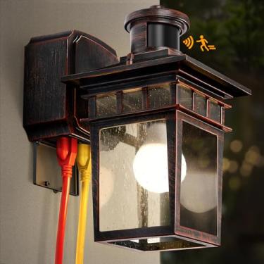 Imagem de Luz de varanda com tomada GFCI, preto e bronze dourado com sensor de movimento do crepúsculo ao amanhecer luzes externas, luminária externa de parede de 3 modos, arandela de luzes externas à prova