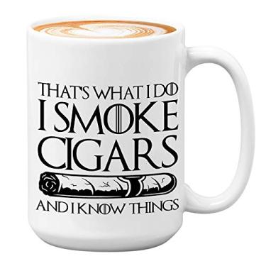 Imagem de Caneca de café para cigarro 425 g, That's What I Do I Smoke Cigar And I Know Things Presente de aniversário para homens pai marido namorado tio colega de trabalho melhor amigo, branca