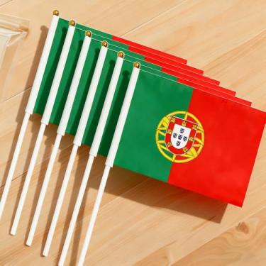 Imagem de Conjunto de decoração de mini bandeira - Pacote com 10 bandeiras de 21 x 14 cm em postes de 30 cm com base dourada - Decorações de mesa patrióticas e suprimentos de festa para mesa e escritório