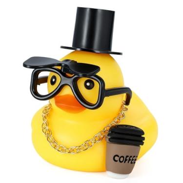 Imagem de BOZILY Pato de borracha com mini cartola, colar dourado, óculos de sol e xícara de café, decoração de painel de carro, acessório de mesa de escritório, acessórios de pato de borracha