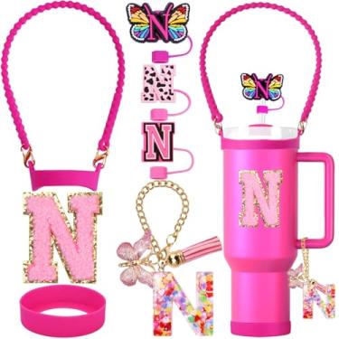 Imagem de ZYBIDEAL Conjunto de acessórios para Stanley Cup, capa de canudo com letra de 0,4 polegadas, alça de garrafa de silicone, bota para Stanley 30 e 1,134 g, pingente inicial e adesivo (letra N, rosa)
