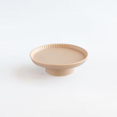 Imagem de KIKIME Prato koudai de 15 cm – Suporte de bolo de porcelana com pedestal da Mino Ware, textura Shinogi com borda de lótus, seguro para micro-ondas e lava-louças (bege)