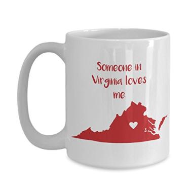 Imagem de Caneca Someone in Virginia Loves Me – Caneca de café de cacau quente divertido – ideia de de Natal
