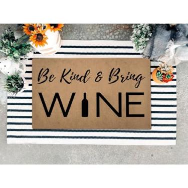 Imagem de ZHAOFLY Capacho engraçado de boas-vindas para tapete de porta da frente, tapetes de presente para decoração de casa de entrada (60 cm x 39,6 cm) (Be Kind and Bring Wine)