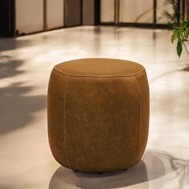 Imagem de Puff Decorativo Yuri Sala de Estar Couro Caramelo Manchado G88 - Gran Belo