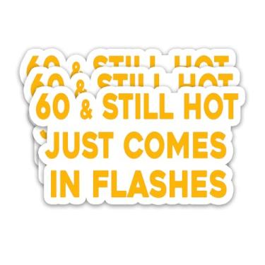 Imagem de (3 peças) Adesivos de aniversário de 60 anos felizes e engraçados - 60 & Still Hot Just Comes in Flashes - Decalques de vinil à prova d'água para presentes de 60 anos, garrafas de água, álbuns