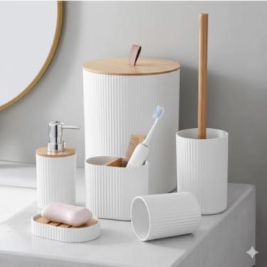 Imagem de Kit Banheiro 6 Peças Preto com Madeira | Lixeira, Porta Sabonete, Dispenser, Copo, Porta Escova e Escova Sanitaria | Design Moderno e Sofisticado (Branco com Bambu)