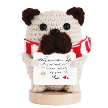 Imagem de RENDER LIFE Pawlo Crochet Dog with Scarf Emotional Support Gift, Handmade Cozy Desk Decor with Wooden Base and Positive Message Card, Warm Encouragement Companion for Home Office