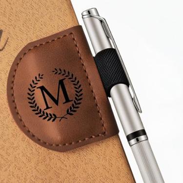 Imagem de MOTEERLLU Marcador de livro Bygone Mark com suporte de caneta, marca magnética de couro personalizado inicial, marcadores personalizados para mulheres e homens, presente ideal para amantes de livros