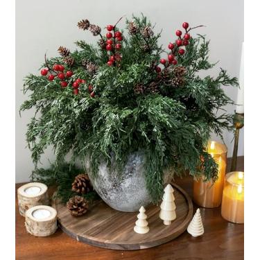 Imagem de Ramos artificiais de pinheiro Norfolk para decoração de Natal, 17 peças de hastes de pinheiro falso com pinhas e ramos de bagas vermelhas, vegetação sintética realista para vasos, guirlanda faça você