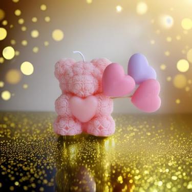 Imagem de Linda vela perfumada em forma de urso rosa, cera de soja floral rosa 70 g com aroma de 3 corações para adereço de foto de mesa, perfeita para casa, centro de mesa e presente