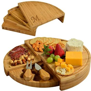 Imagem de Placa de bambu Picnic at Ascot para aperitivos com ferramentas de queijo – Espirais de uma cunha compacta a 33 cm de diâmetro – patenteada nos EUA e com qualidade garantida, Letter - M, Laser Engraved with Single Letter