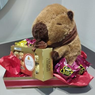 Imagem de Cesta de chocolate com capivara de pelúcia