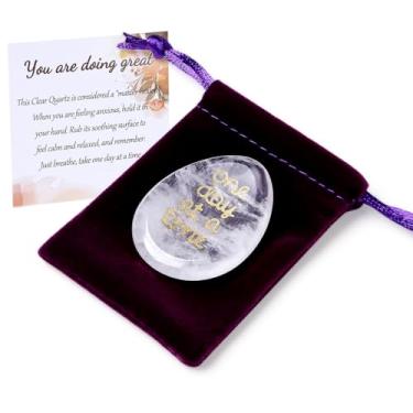 Imagem de ZHIYUXI One Day at A Time Pedra de quartzo transparente para ansiedade pensando em você, presentes para mulheres, pedras inspiradoras para alívio do estresse You Got This Sobriety Gifts for Her