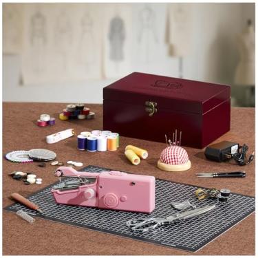 Imagem de Máquina de costura manual para adultos e iniciantes, com caixa de costura de madeira e kit de costura de 153 peças, portátil para viagem, suporta 3 métodos de fonte de alimentação, com um adaptador de