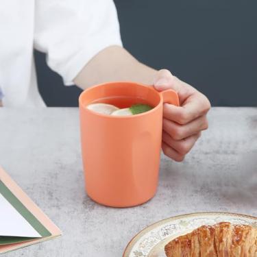 Imagem de 1 copo reutilizável com alça, copo de plástico, para casa e acampamento, copo de água com palha, para bebida, água, chá, suco e leite, pode ser lavado na lava-louças (laranja)