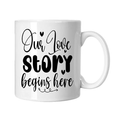 Imagem de SpreadPassion Caneca de café Our Love Story Begins Here, presente para namorado e namorada, ideia de presente de dia dos namorados, presente para marido e esposa, ideia de presente de aniversário do