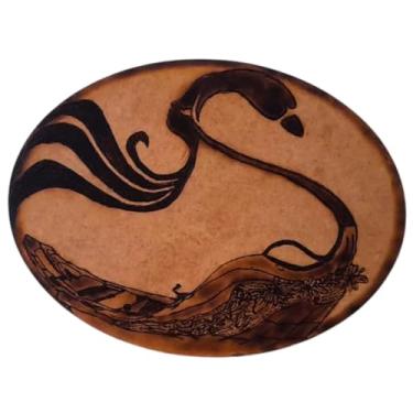 Imagem de Decoração em Placa com pirografia feita à mão em madeira oval de 19cm para mesa ou parede de casa, escritório ou clínica com designe clássico, única peça no tema "Barco do Cisne".