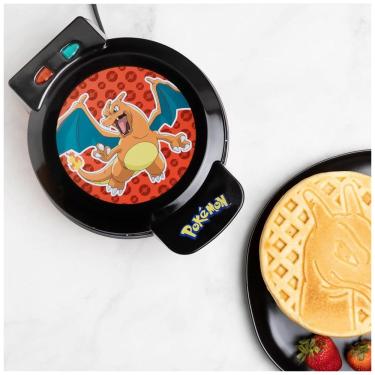 Imagem de Máquina de Waffle, Tema Pokémon Charizard com Revestimento Antiaderente, 110V 900W, Uncanny Brands, Preto