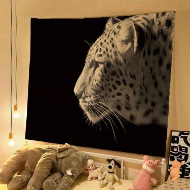 Imagem de Tapeçaria pendurada na parede com fundo preto de leopardo 150x130cm