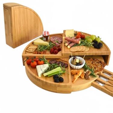 Imagem de Placa de corte de bambu patenteada Picnic at Ascot para queijos e carcuterias com facas e marcadores de queijo - Armazena como uma cunha compacta - abre para 45,72 cm de diâmetro - Projetada e com qualidade verificada nos EUA